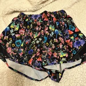Size 2 floral lululemon hotty hot 4”